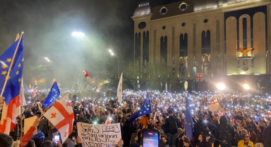 პარლამენტთან აქცია მიმდინარეობს, რუსთაველის გამზირი გადაკეტილია