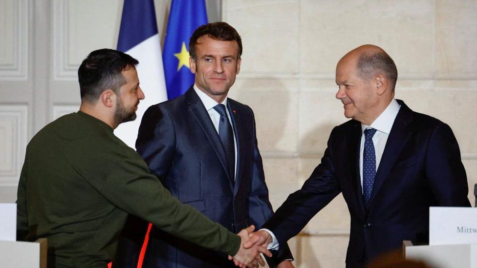 Macron tells Zelensky that France is determined to help Ukraine to victory