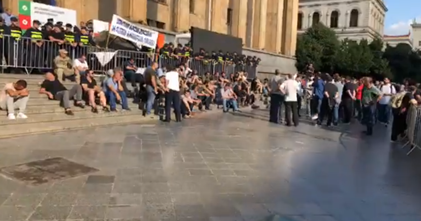 ანტისაოკუპაციო აქციისა და კონტრაქციის მონაწილეები პარლამენტთან რჩებიან
