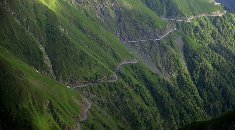 თუშეთისკენ მიმავალ გზაზე ავტომანქანა სიმაღლიდან გადავარდა, არის მსხვერპლი