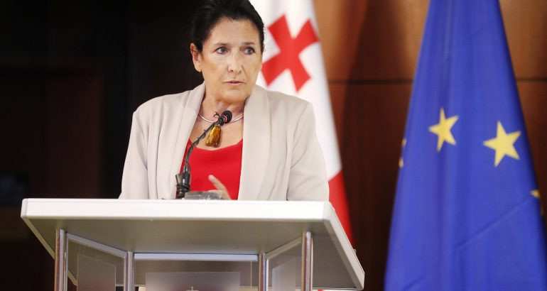 "ჩვენ ვცხოვრობთ ქვეყანაში, სადაც სადმე რომ შევდივართ და რამეზე საუბარი გვინდა, ყველანი ვფიქრობთ იმაზე, ტელეფონი დავიტოვოთ, თუ გავიტანოთ"