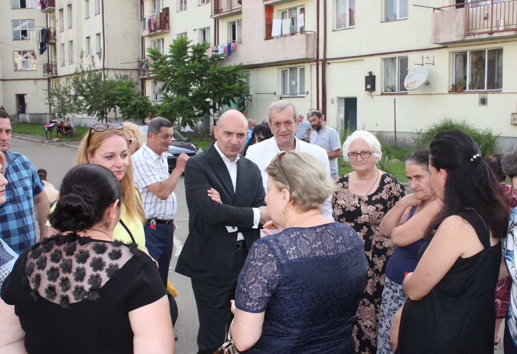 რუსლან აბაშიძე ბათუმში მცხოვრებ აფხაზეთიდან დევნილებს შეხვდა