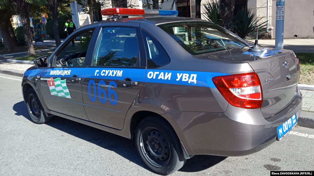 სოხუმის ცენტრში შეიარაღებული ინციდენტი მოხდა, არიან დაღუპულები