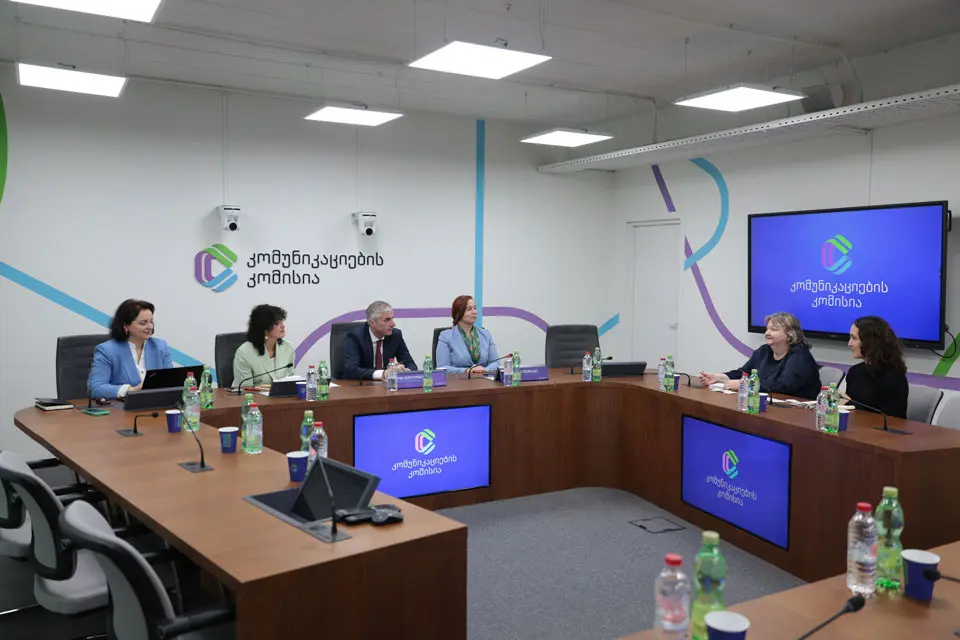 კომუნიკაციების კომისიის​ თავმჯდომარე აშშ-ის საელჩოს წარმომადგენლებს შეხვდა