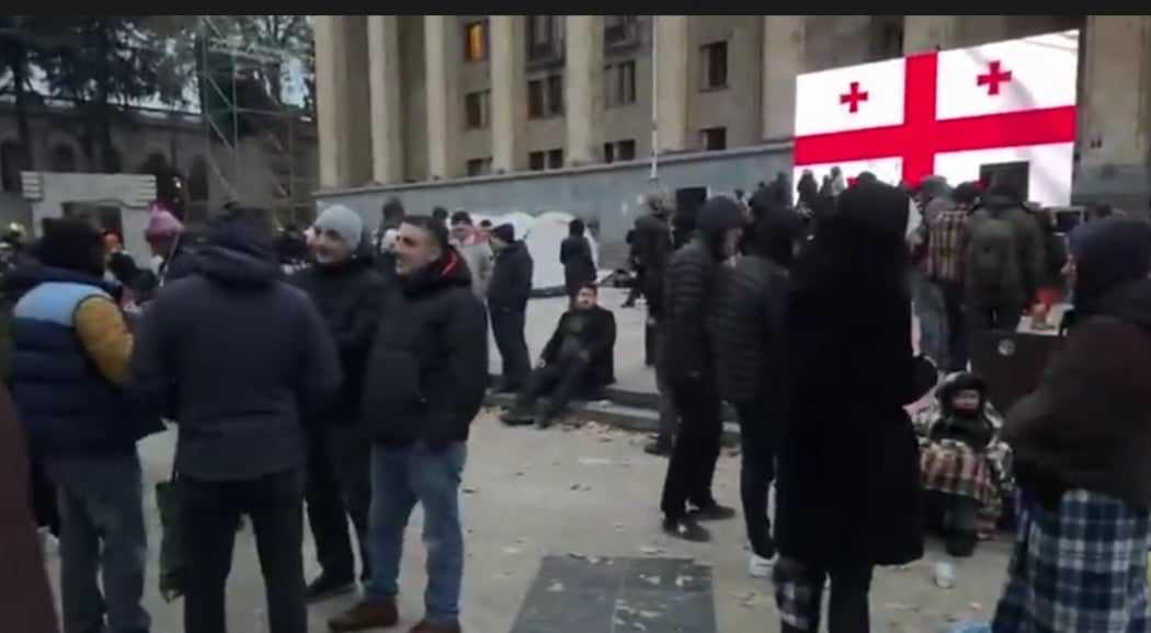 დემონსტრანტებმა ღამე პარლამენტთან გაათენეს, მათ მოქალაქეები ემატებიან