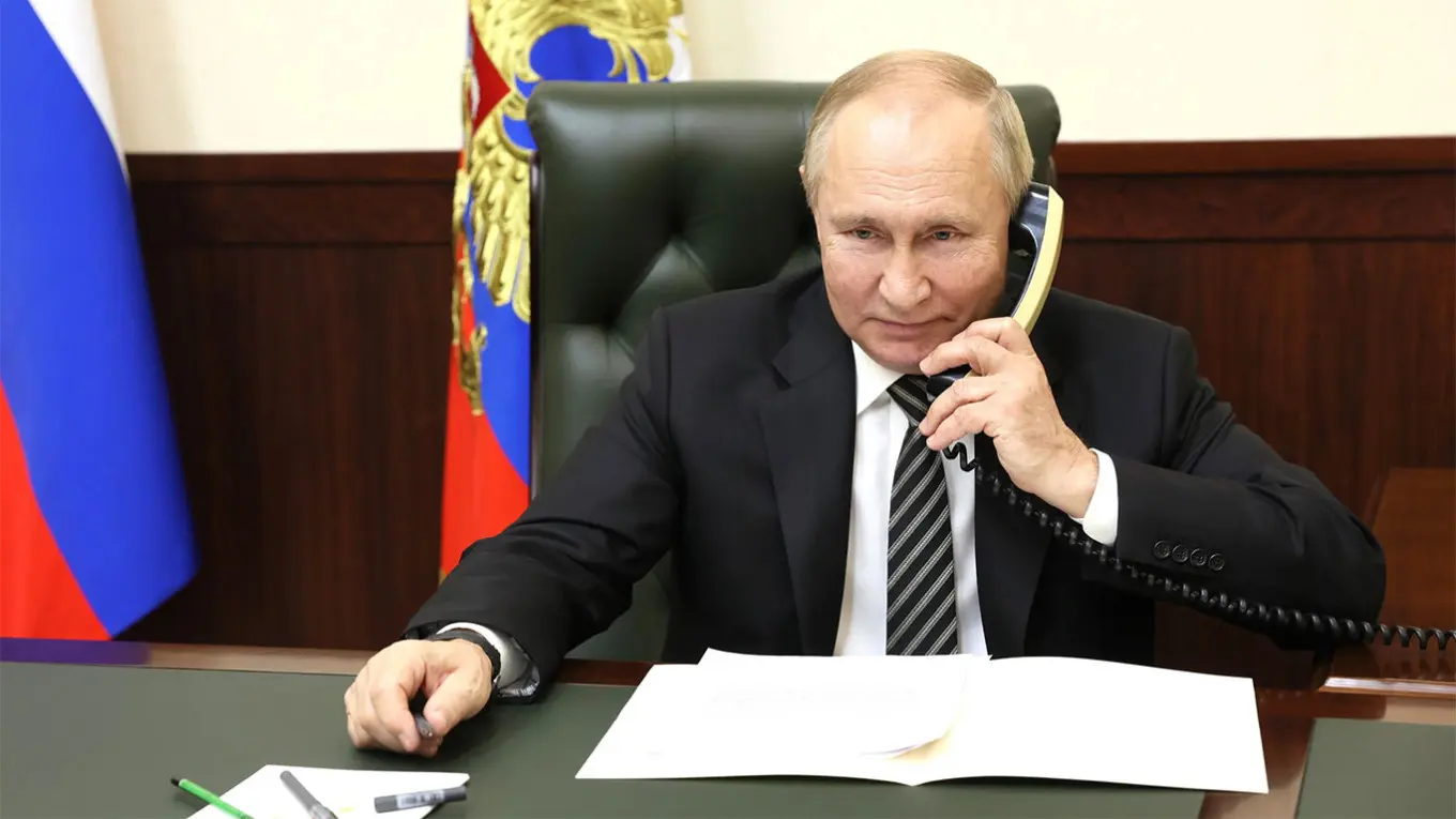 Путин впервые за три года созвонился с Макроном