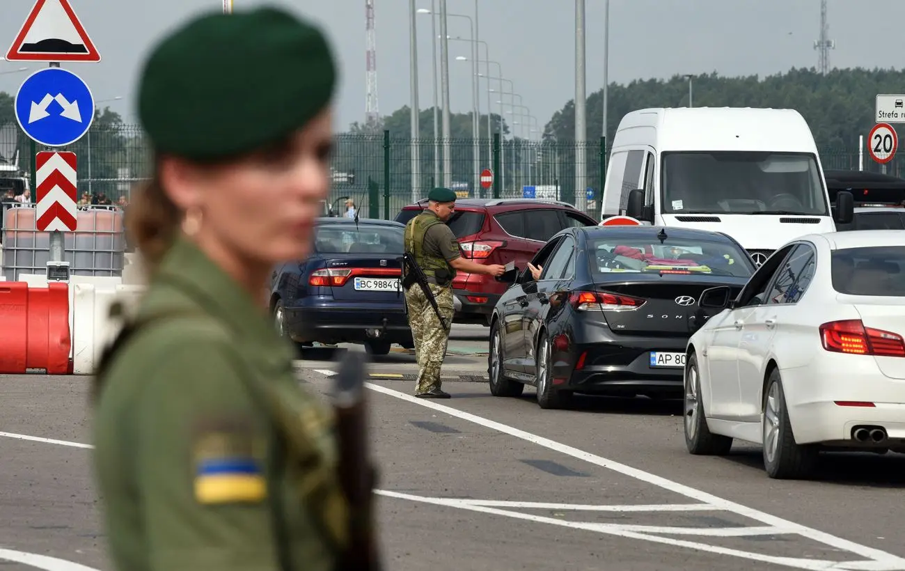 Мужчинам в возрасте от 18 до 22 лет разрешили выезжать из Украины