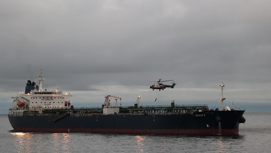 Финляндия сняла арест с танкера Eagle S, задержанного из-за обрыва кабеля