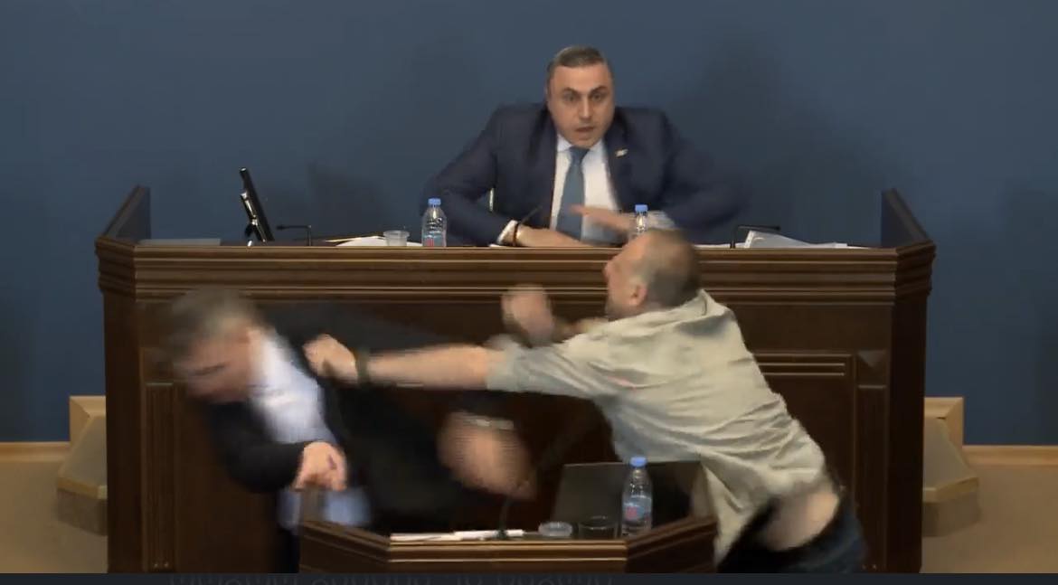 ალეკო ელისაშვილმა მამუკა მდინარაძეს ხელი დაარტყა - იურიდიული კომიტეტის სხდომაზე ხმაურია