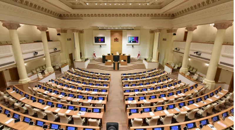 Оппозиция планирует прийти в парламент, чтобы официально отказаться от мандатов
