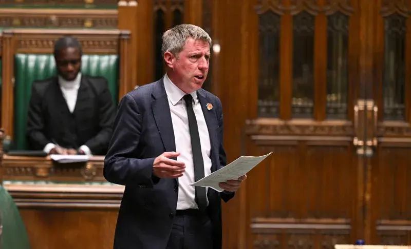 ჯეიმს მაკკლირი: პუტინის მიერ მხარდაჭერილი ავტორიტარიზმის წინააღმდეგ საქართველოს ბრძოლა არ უნდა დავივიწყოთ - დიდმა ბრიტანეთმა თავისუფლებისთვის ბრძოლაში ქართველ ხალხს მხარი უნდა დაუჭიროს