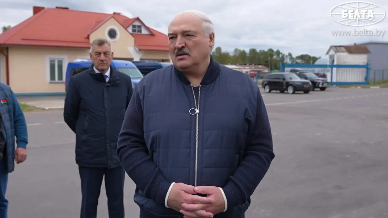 «Думали, как выжить в сложное время». Лукашенко рассказал, почему больше 5 часов разговаривал с Путиным