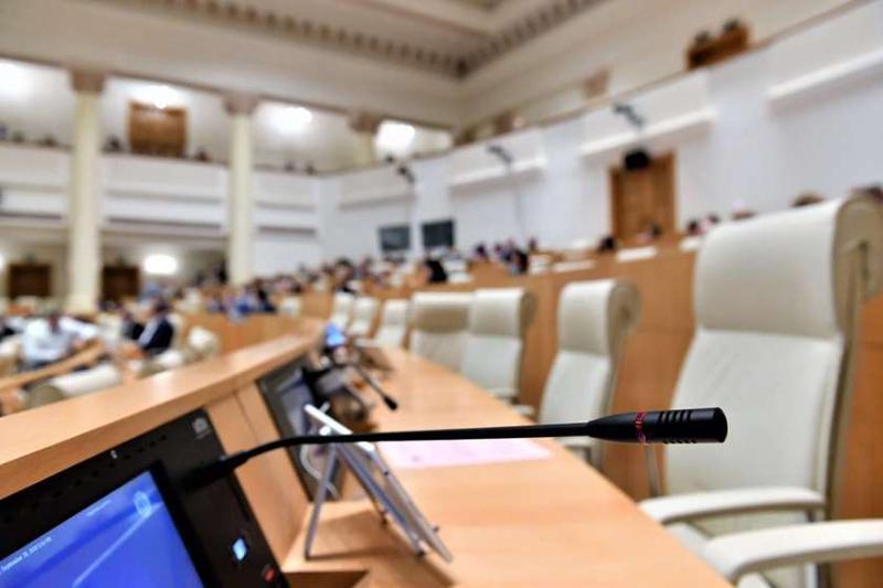 Парламент Грузии приостановил 49 депутатам от оппозиции депутатские полномочия