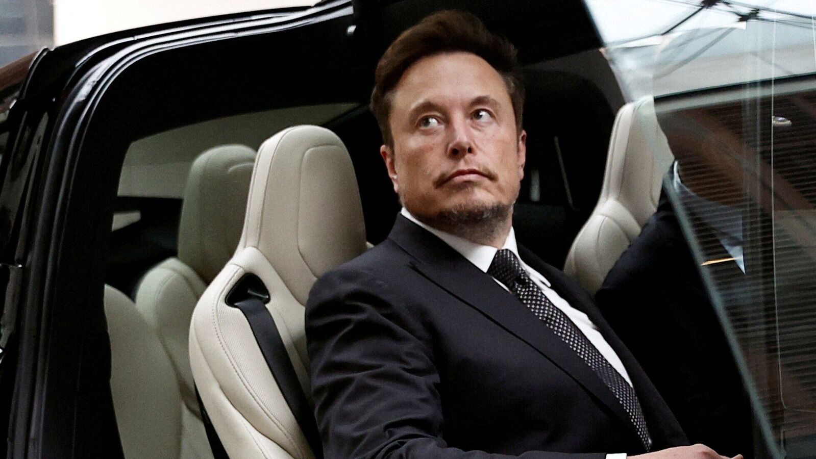 Гендиректор Tesla Илон Маск представил роботакси Cybercab