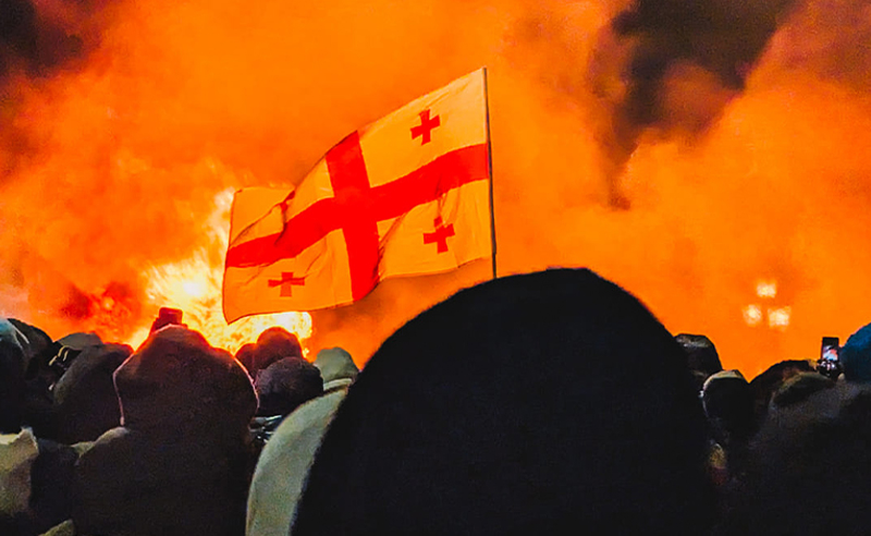 დარბევის მიუხედავად, დემონსტრანტები რუსთაველის გამზირზე კვლავ რჩებიან