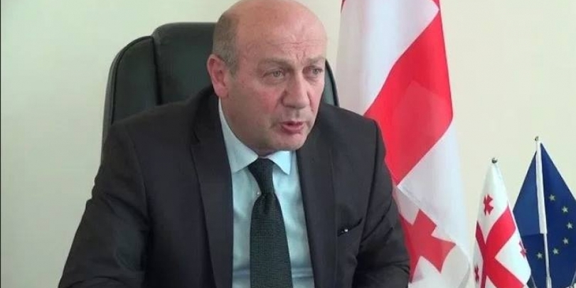 აქტივისტებმა გორის მერის სახლთან მისი გადადგომის მოთხოვნით აქცია გამართეს