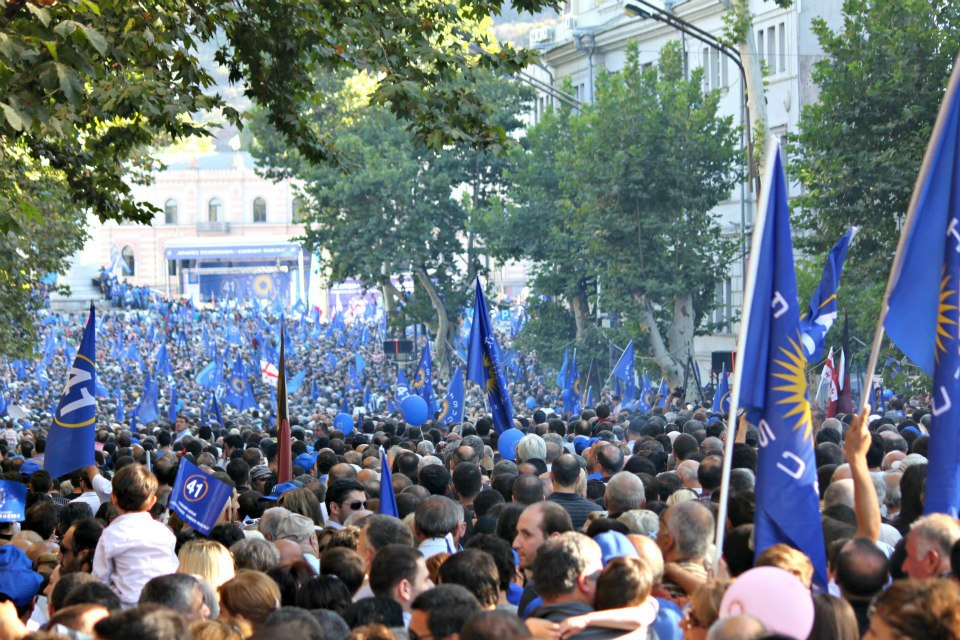 რეგიონებიდან კოლონები დაიძრნენ: ვინ რა მოტივით ესწრება "ქართული ოცნების" აქციას