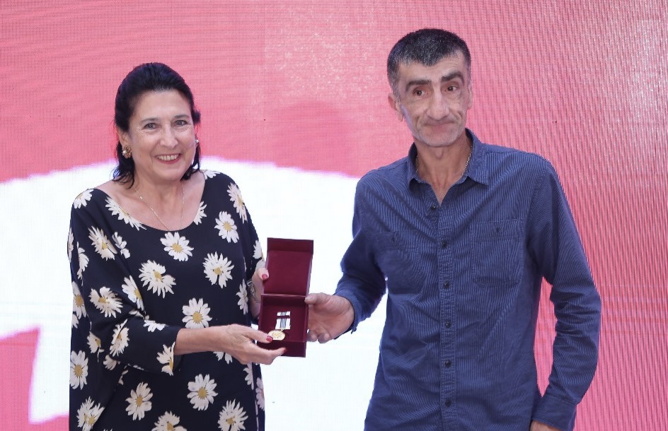 პრეზიდენტმა ფშავის მკვიდრი ვასილ ნაყეური ღირსების მედლით დააჯილდოვა