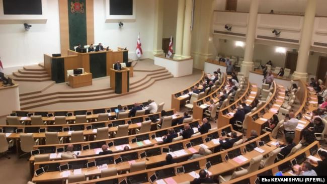 მინისტრობის კანდიდატებს ისევ ოპოზიციის გარეშე უსმენენ