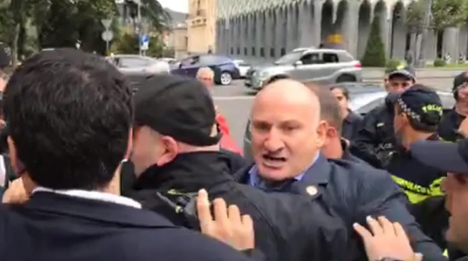 ემზარ კვიციანი პარლამენტის მიმდებარე ტერიტორიიდან გაიყვანეს
