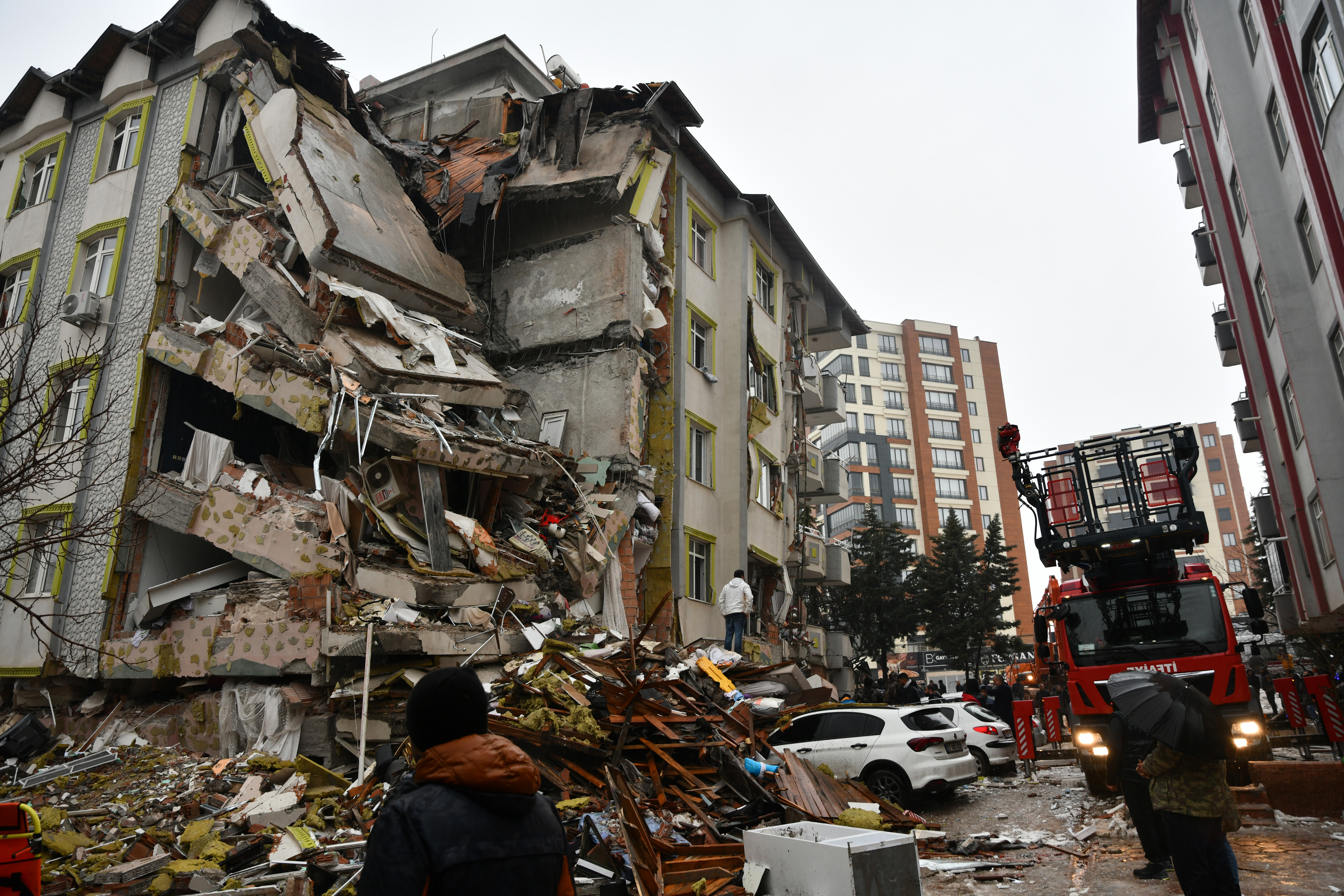 Quake death toll rises to nearly 4,900 in Turkey and Syria