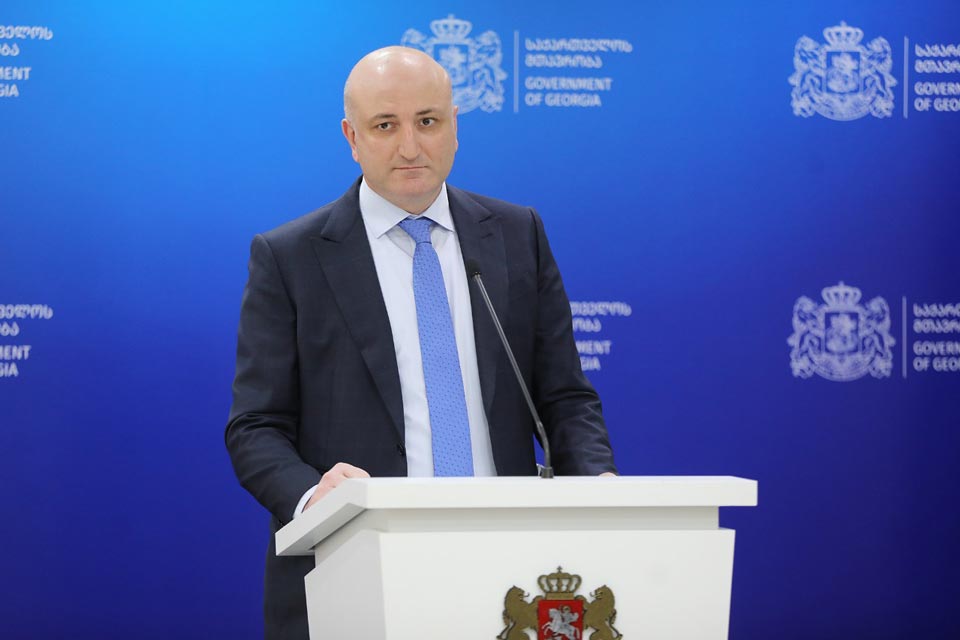 "დახურულ სივრცეებში პირბადის ტარების ვალდებულების გაუქმება ჯერ არ განიხილება"
