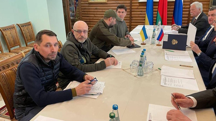 „კრემლმა მოთხოვნები შეამცირა“ – რუსეთთან მოლაპარაკებების ახალი დეტალები