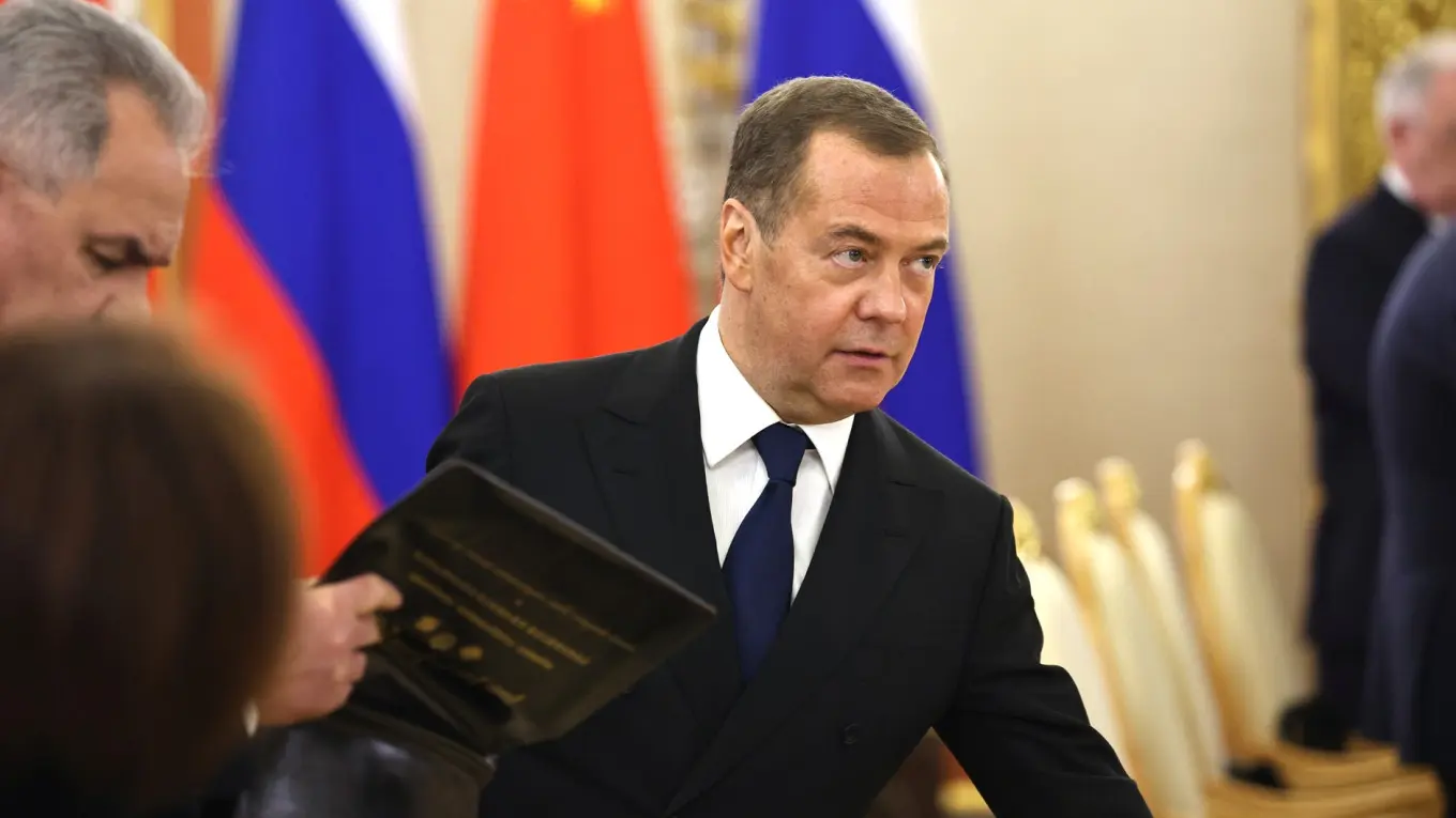 Медведев отказался верить в отправку Трампом ядерных подлодок к берегам России