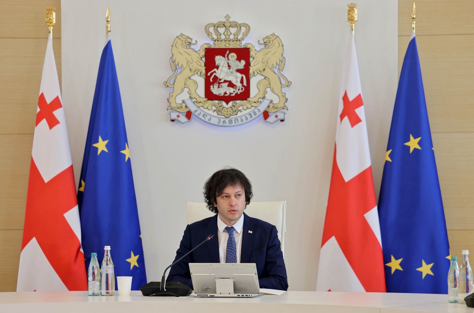 ვარჰეის შესახებ სუს–ის უფროსის განცხადების მიუხედავად, კობახიძე კვლავ იმეორებს, რომ ჩვენების მისაცემად მზად არის