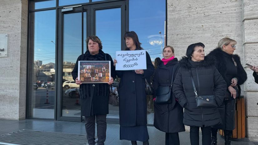 У тбилисского ресторана «Бабило», где собрались судьи, проходит акция протеста