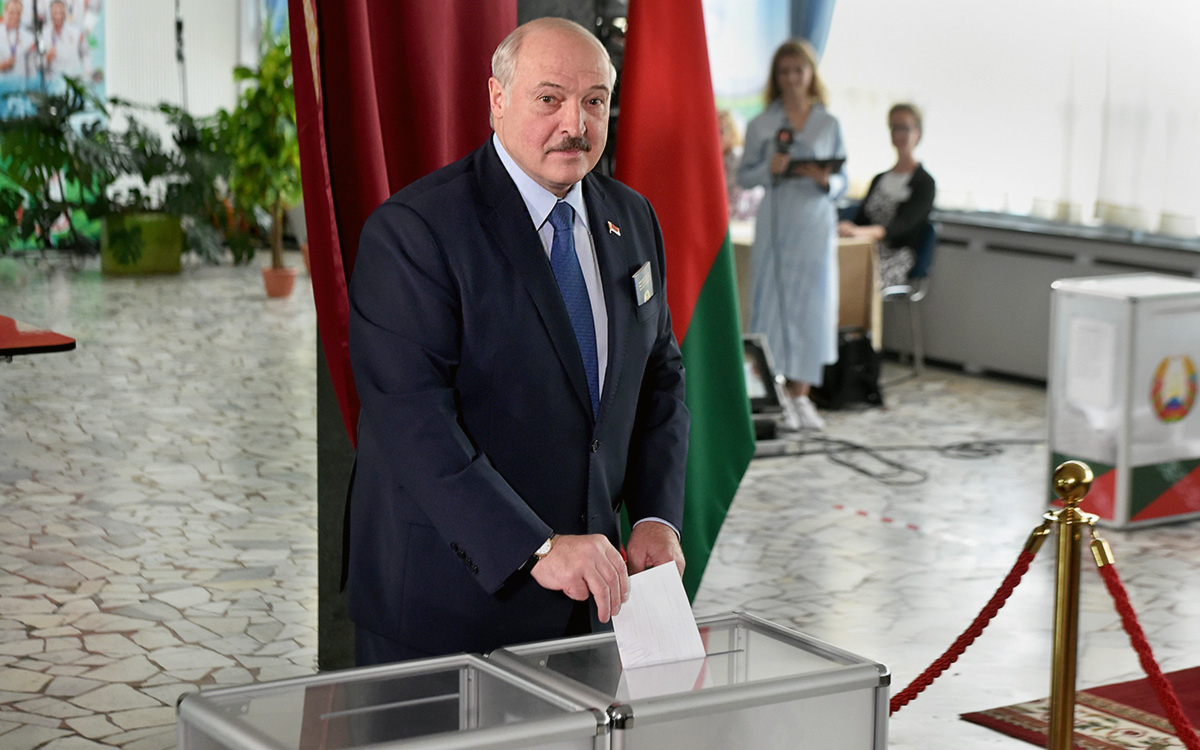 Грузинская прокремлевская партия наблюдает за выборами Лукашенко
