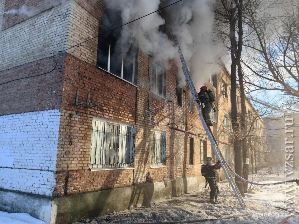 В Пролетарске Ростовской области горят жилые строения