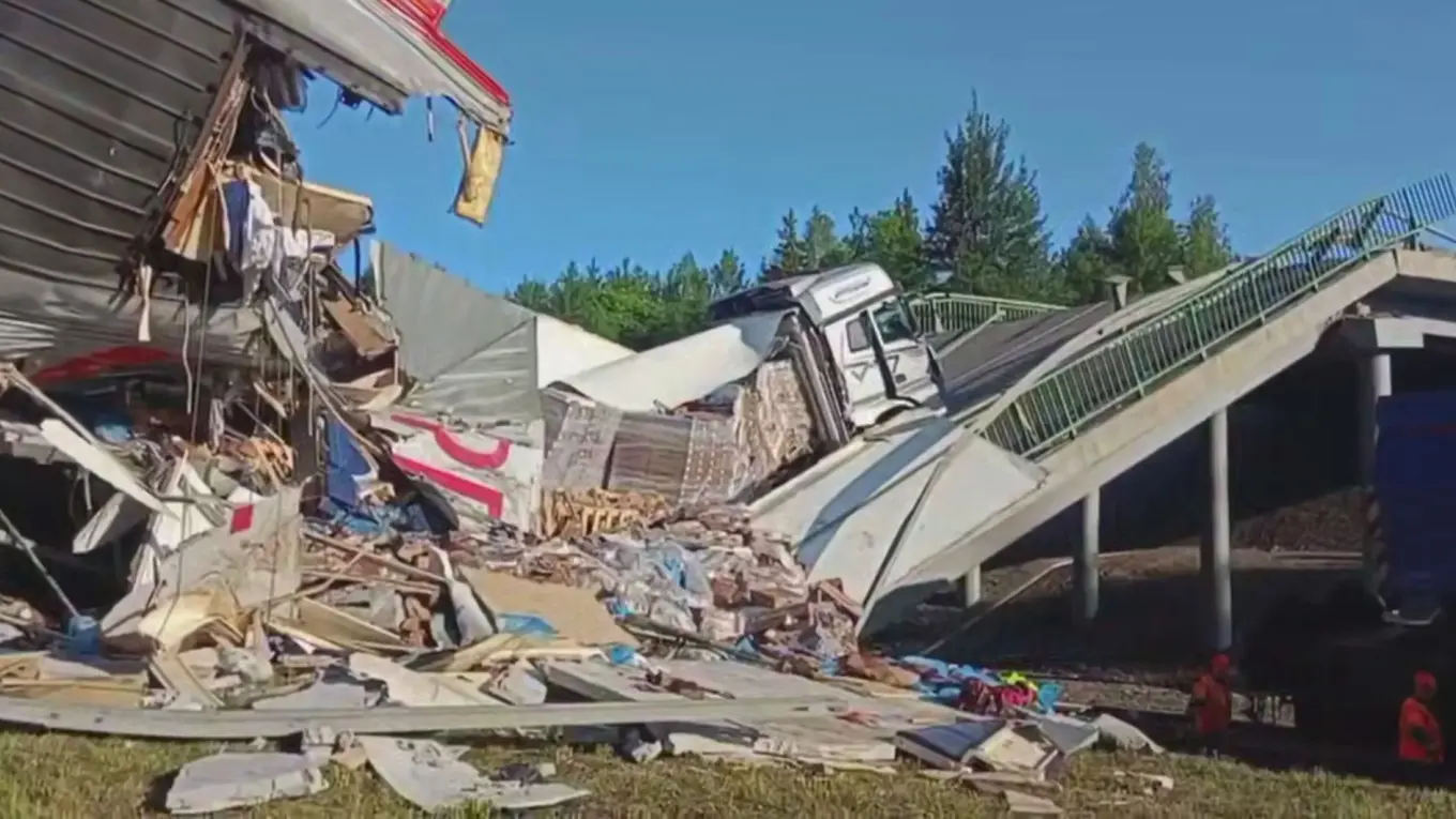 Два моста обрушились в приграничных Брянской и Курской областях. Погибли 7 человек. Власти заявили о подрыве