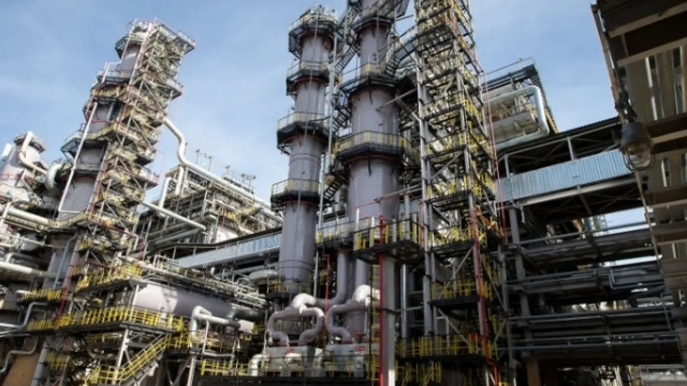 Четвертый крупный российский НПЗ остановил переработку нефти из-за удара БПЛА