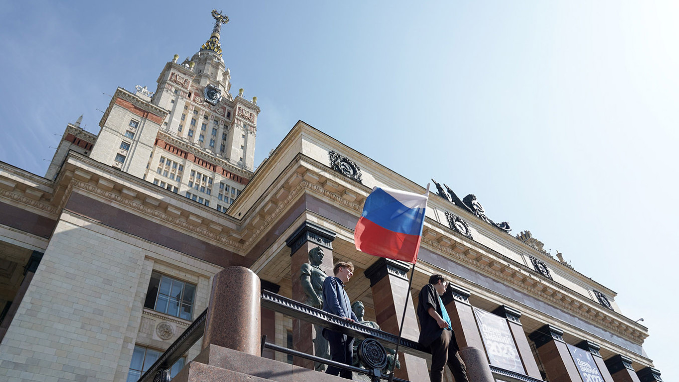 Правительство одобрило закон об ограничении высшего образования для россиян