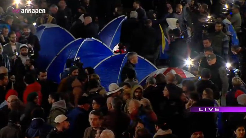 პარლამენტთან კარვები გაიშალა