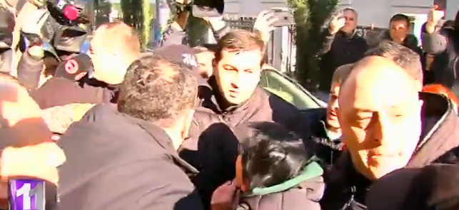პარლამენტის შესასვლელებთან ვითარება დაიძაბა