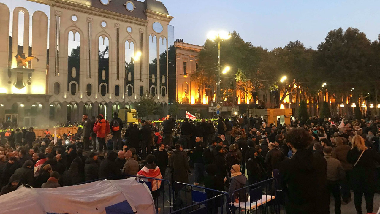 აქციის მონაწილეები რუსთაველიდან საქალაქო სასამართლოსკენ გაემართნენ