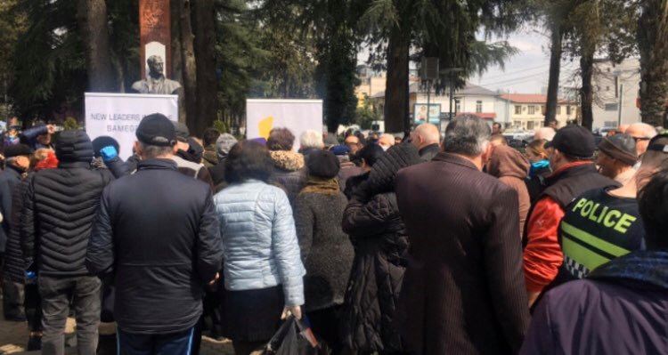 სააკაშვილის ინიციატივით ზუგდიდში პირბადეები დაარიგეს –  დაირღვა საგანგებო მდგომარეობის წესები