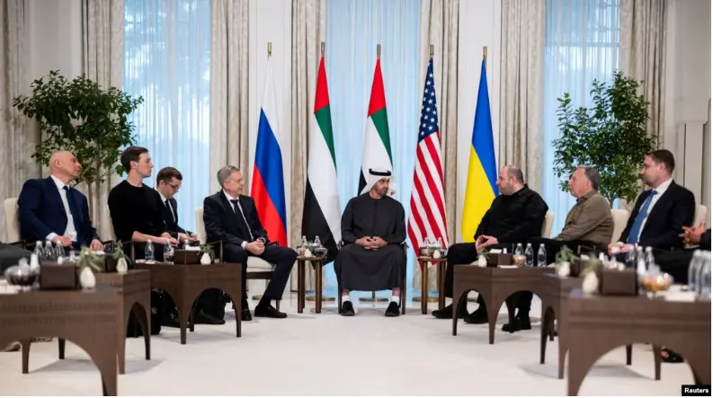 В Абу-Даби проходит новый раунд переговоров России, Украины и США