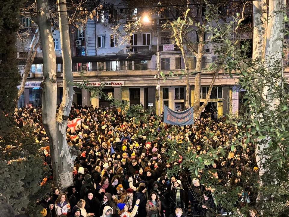 საზოგადოებრივ მაუწყებელთან აქცია მიმდინარეობს, კოსტავას გამზირი გადაკეტილია