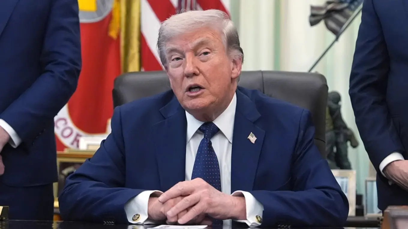 Трамп приостановил операцию по проводке судов через Ормузский пролив