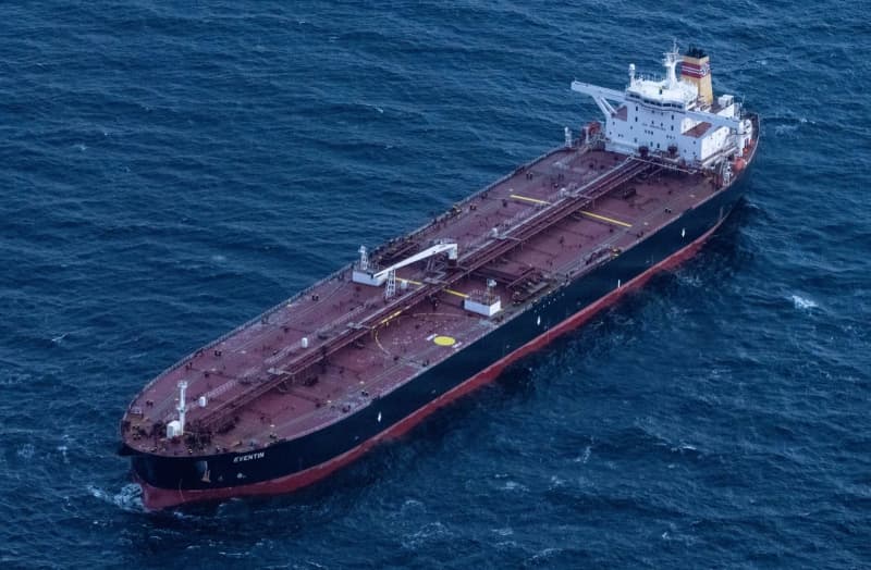 Танкер с нефтью из России взят на буксир в Балтийском море