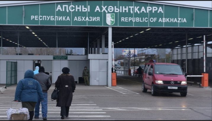 К абхазскому омбудсмену обратились в связи с задержаниями на КПП «Псоу»