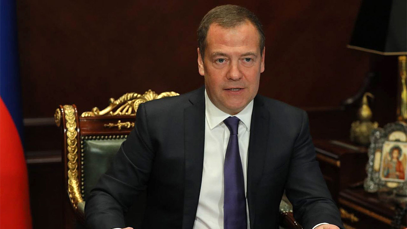 Медведев призвал россиян писать доносы в ФСБ
