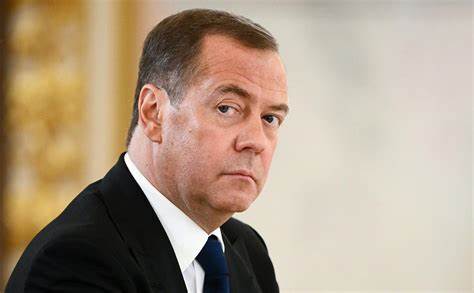 Медведев: квазистрана (Украина) осуждает другую, нормальную (Грузию)