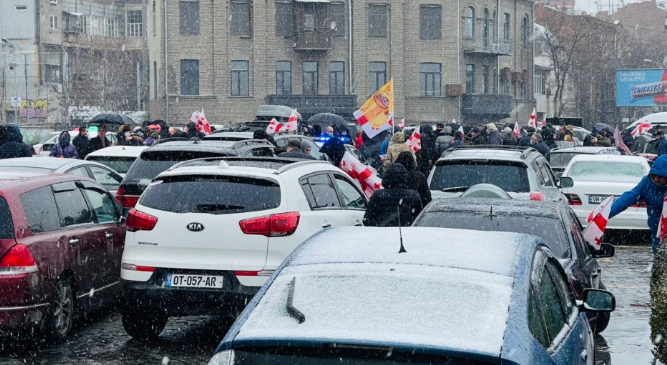 Грузинская оппозиция устроила протестный автопробег в поддержку Ники Мелия
