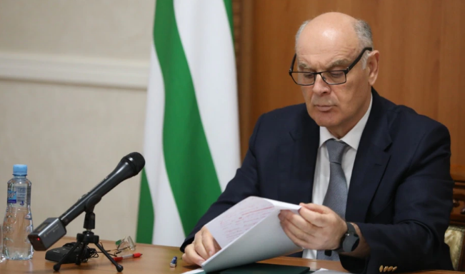 Аслан Бжания обсуждает с депутатами поездку Бенура Квирая в Тбилиси