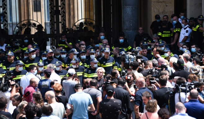 Журналисты и оппозиция сорвали заседание парламента Грузии