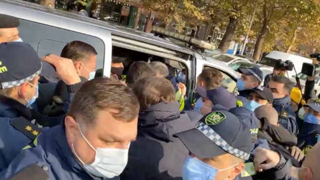 В Тбилиси в административном порядке задержали 46 активистов оппозиции